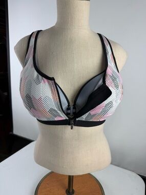 Victoria Sport Convertible Front-Zip Sports Bra - Pink Chevron